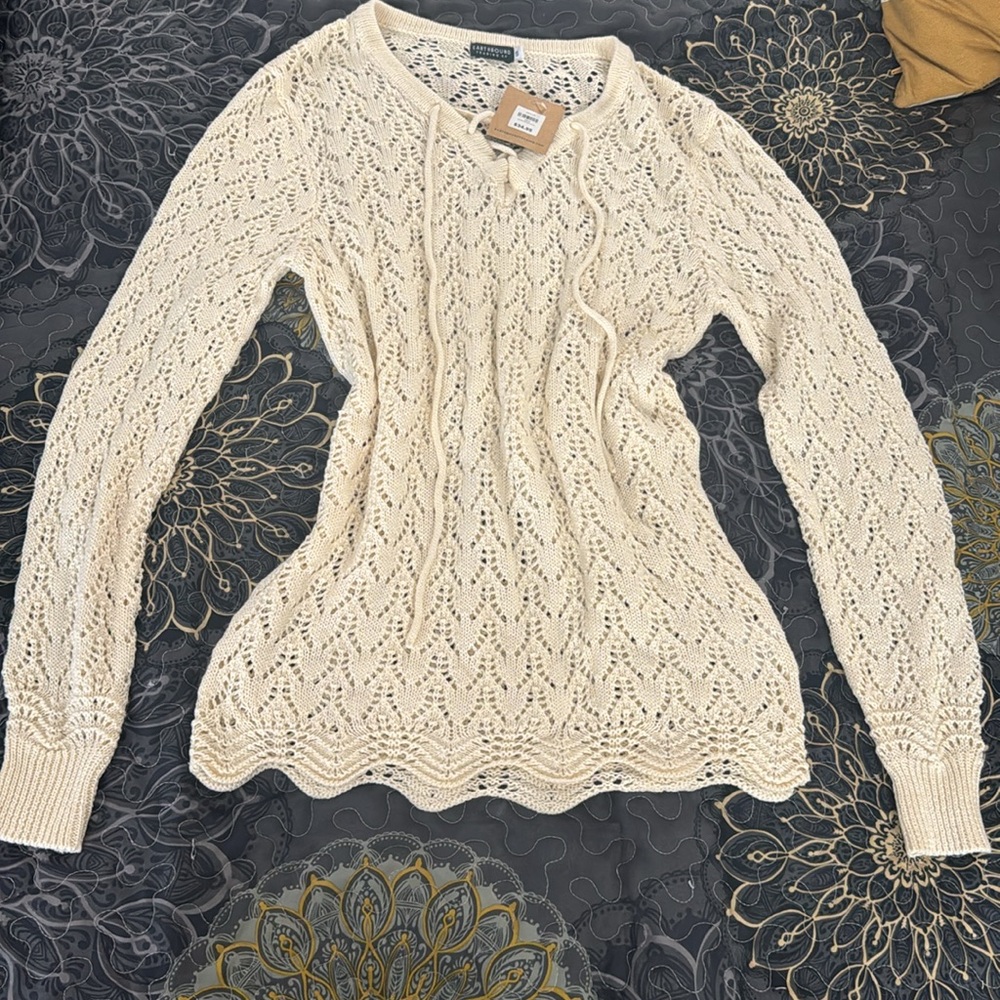 Knitted long sleeve top.